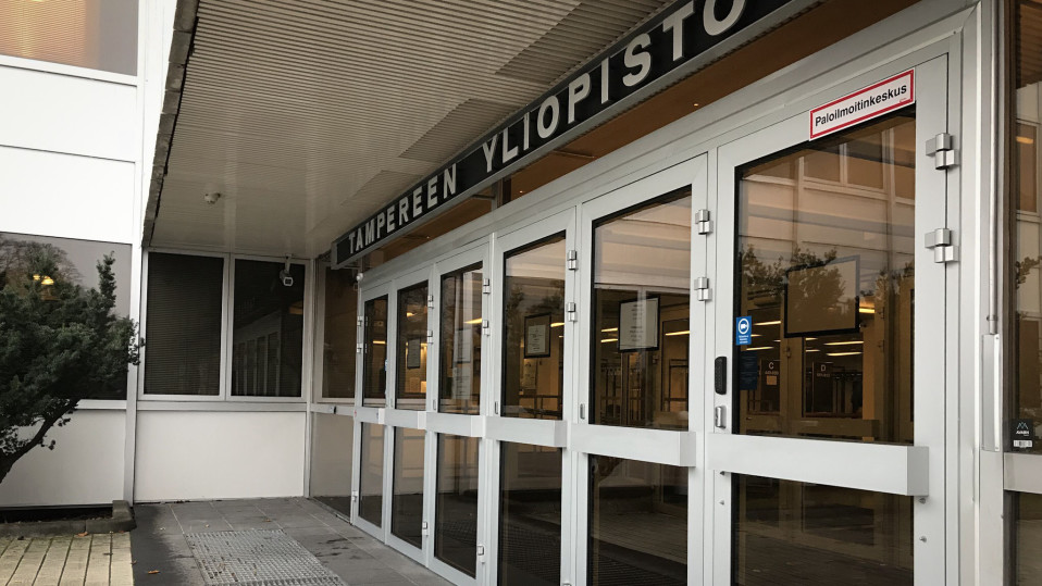 Tampereen yliopiston pääovi