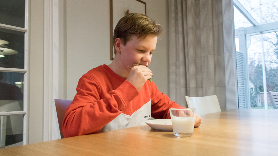 Emil Lindström syö leipää