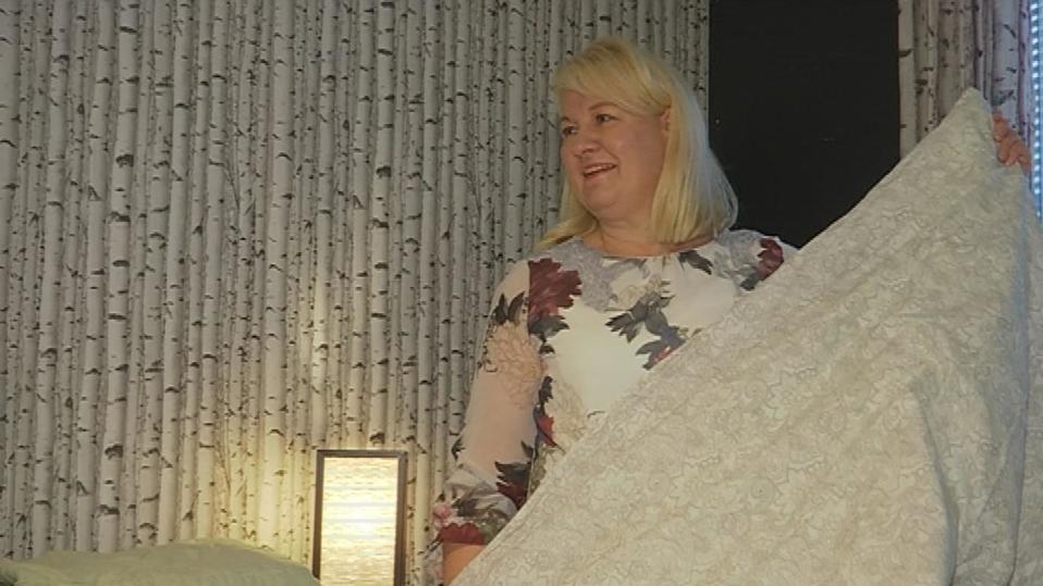 Satu Kangas vaihtaa lakanoita vastuullaan olevan asunnon sänkyyn.