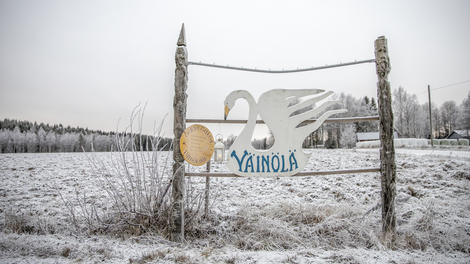 Ihmisyyden tunnistajien tontille johtava Väinölä-kyltti.
