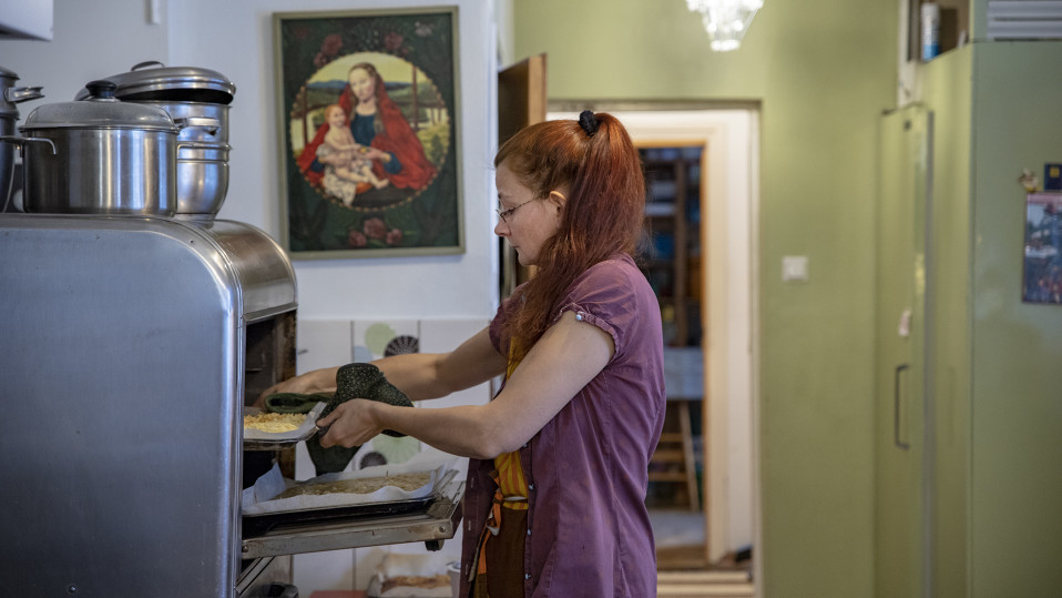 Pirjo Rautiainen ottaa suolaista pannukakkua uunista.