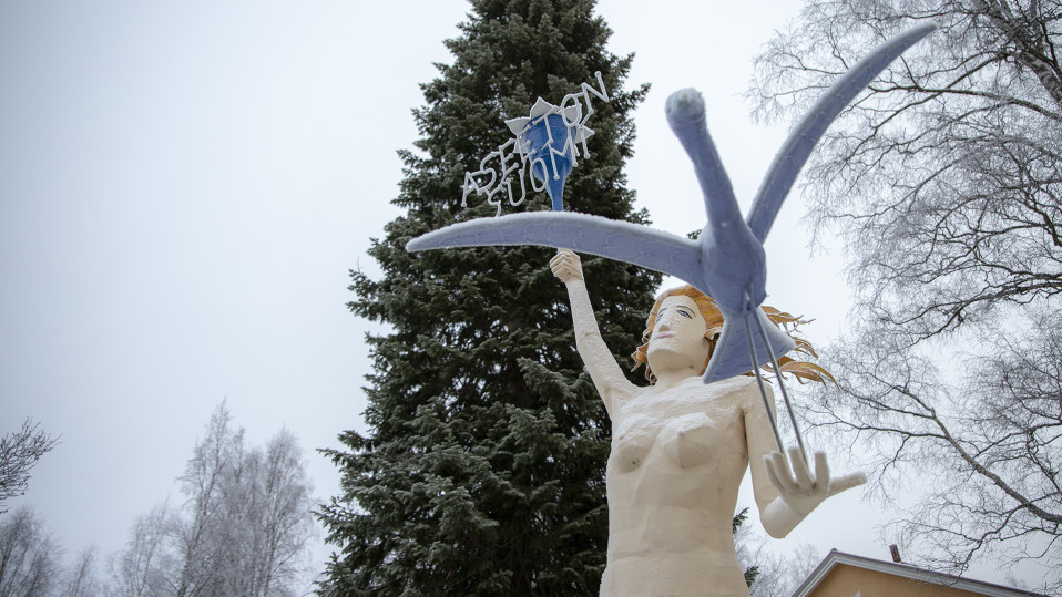 Aseeton Suomi -patsas.
