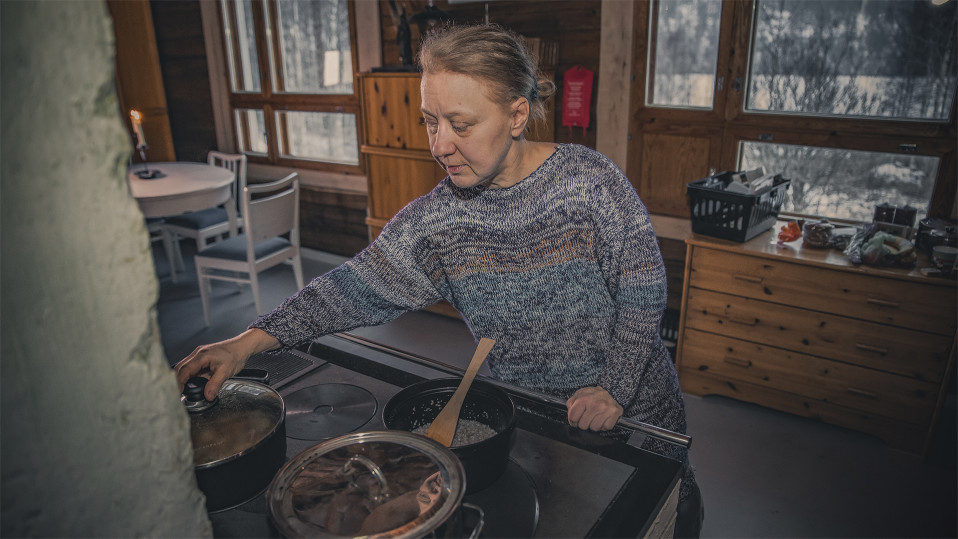 Ambrosia Valoriihi keittää hirvikeittoa puuhellalla.
