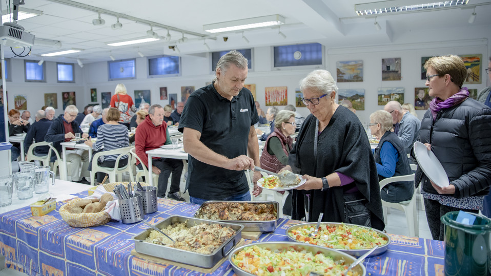 Mies tarjoaa kanankoipia naiselle