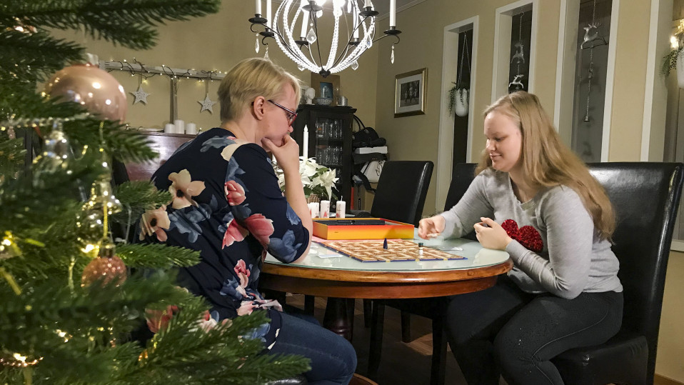 Katja Korpela ja Heidi Lindholm pelaa lautapeliä