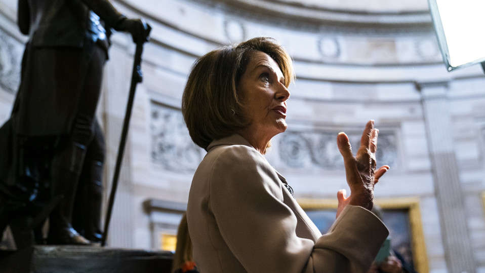 Nancy Pelosi puhuu lehdistölle.