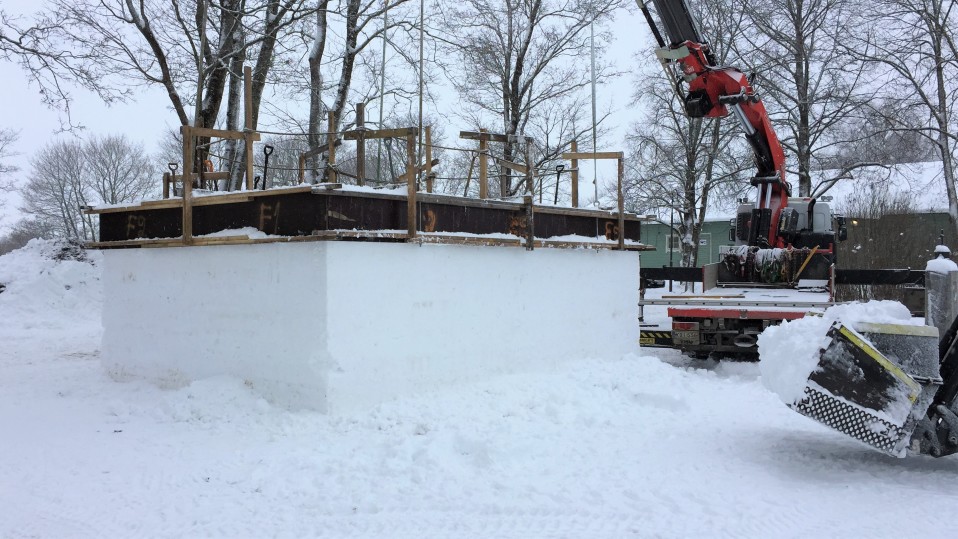 Lumikirkon rakentamista Lappeenrannan Linnoituksessa tammikuussa 2018.