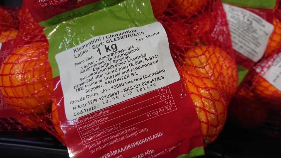 Espanjalaisten klementiinien pakkauksessa lukee, että hedlemät on käsitelty useilla torjunta- ja käsittelyaineilla sadonkorjuun jälkeen.