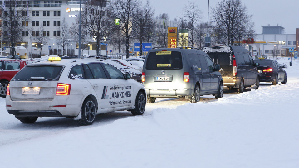 Taksiautoja pysäkillä.