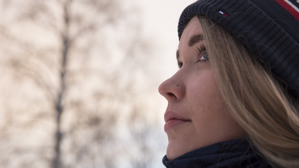 Anniina Rytkönen katselee taivasta