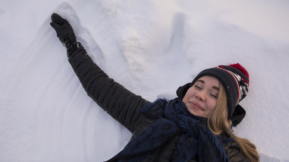 Anniina Rytkönen tekee lumienkeliä