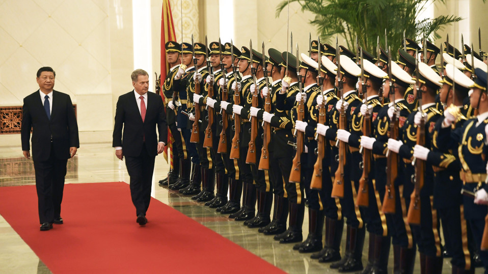 Xi Jinping ja Sauli Niinistö tarkastavat kunniavartion.