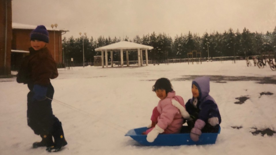 Vietnamilaiset pakolaislapset Joensuussa lumileikeissä