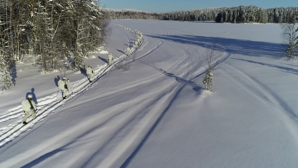 Varusmiehet hiihtomarssilla ylittämässä järveä Ilmasotakoulussa Tikkakoskella