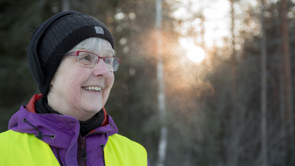 Sirkka-Liisa Tampio kävelee paremman vanhustenhoidon puolesta.