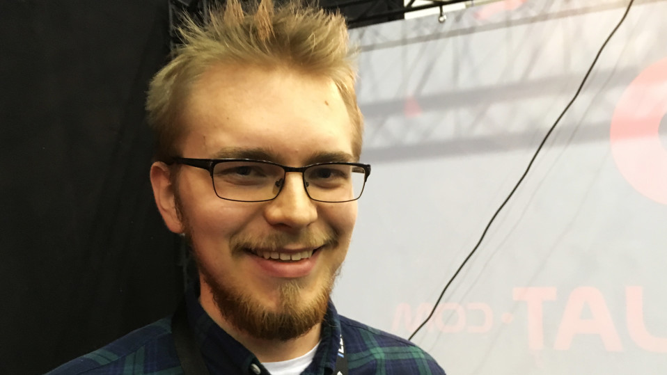 Teemu Niskanen viihtyy lantrek-tapahtumassa Tampereella