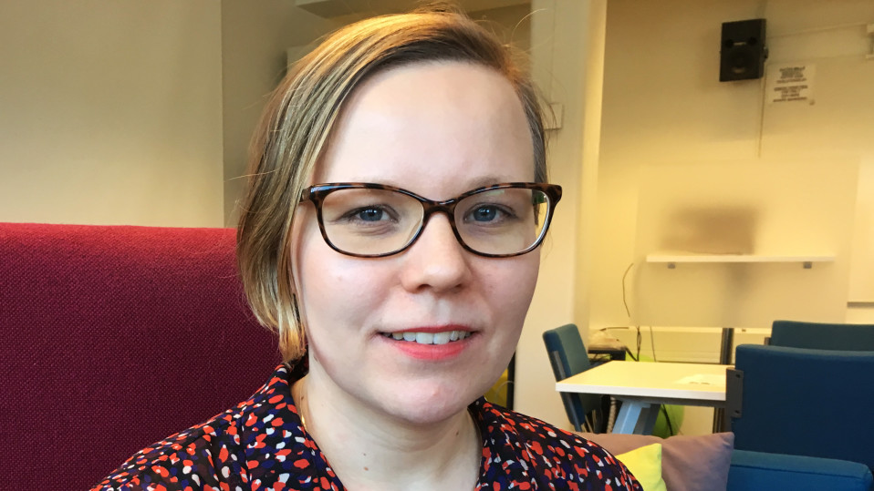 Väitöskirja tutkija Elisa Vainikka työpaikallaan