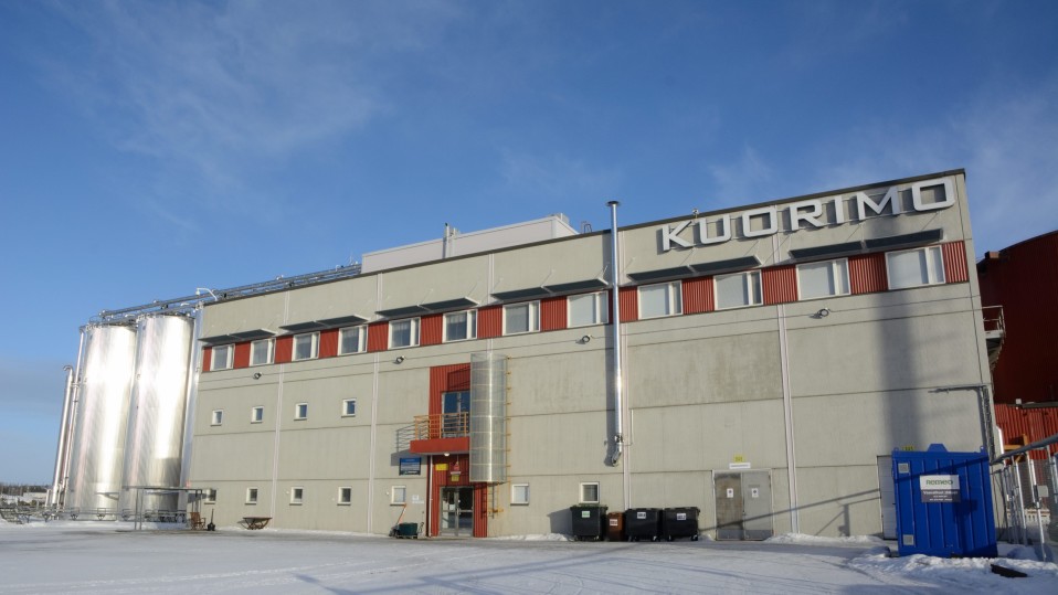 Tehdasrakennus kauniissa säässä.