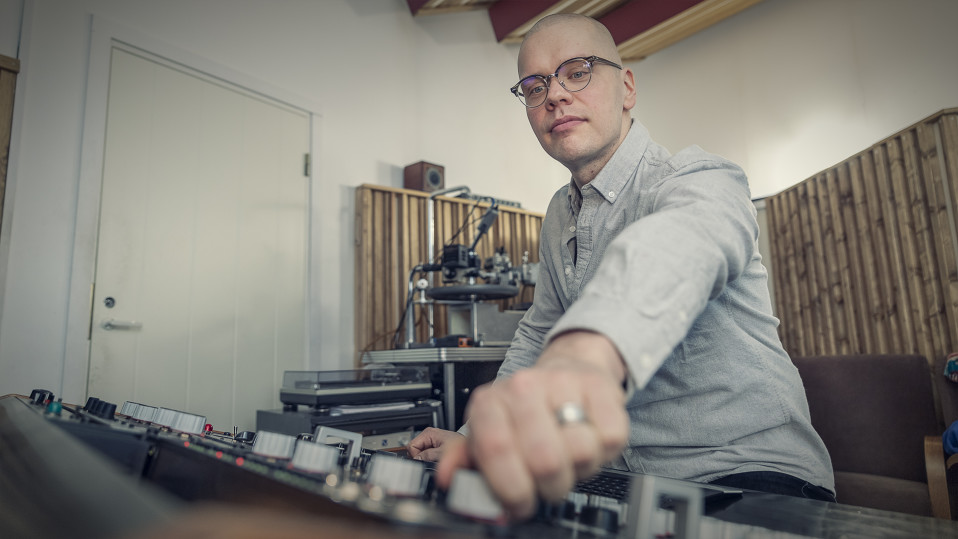 Jaakko Viitalähde studiossa.