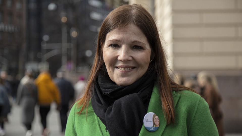 Kokoomuksen eduskuntavaaliehdokas Sari Sarkomaa vaalitapahtumassa.