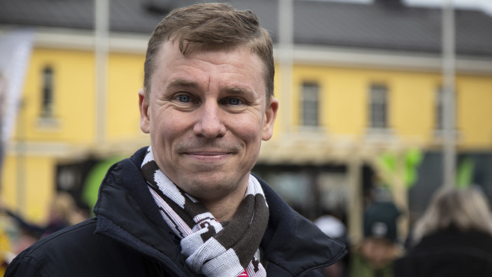 Vihreiden eduskuntavaaliehdokas Oula Silvennoinen vaalitilaisuudessa.