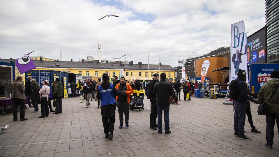 Ihmisiä eduskuntavaalitapahtumassa Narinkkatorilla.