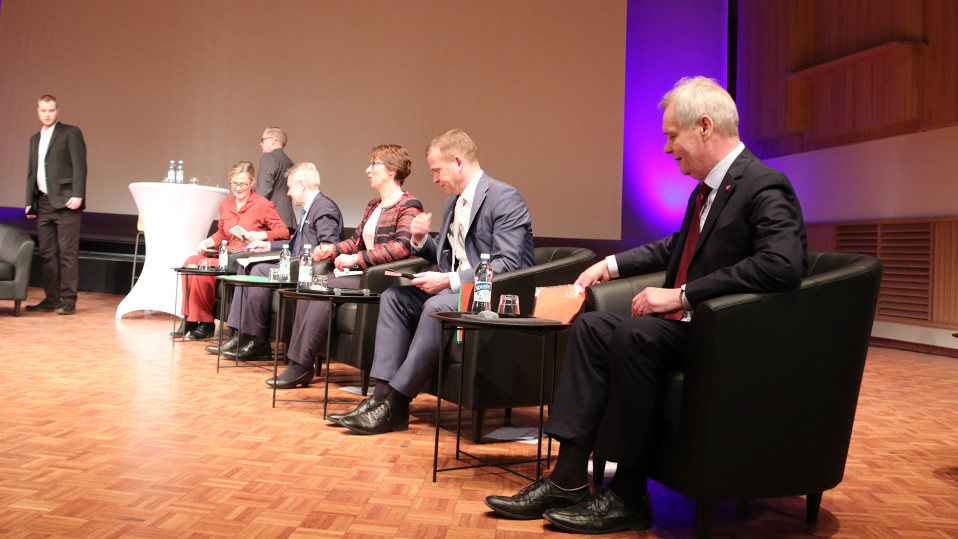 Antti Rinne, Petteri Orpo, Sari Essayah, Pekka Haavisto ja Eeva Biaudet vaalitentissä Oulussa.