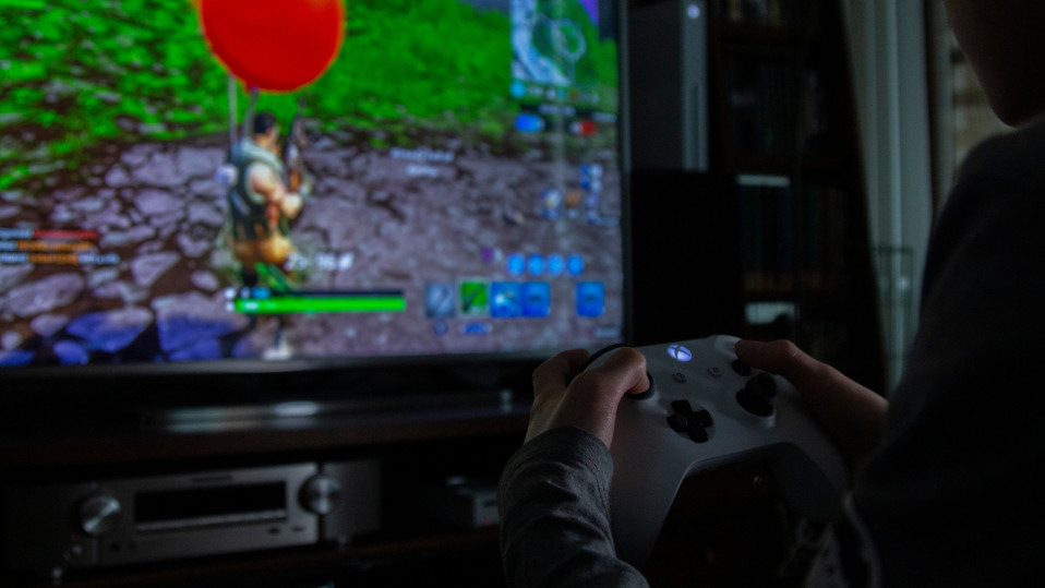 Lapsi pelaa Fortnite -peliä Xbox konsolilla
