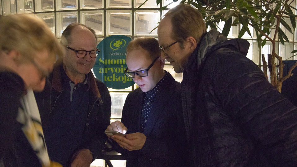 Keskustan Pohjois-Pohjanmaan piirin toiminnanjohtaja Antti Ollikainen seurasi kännykästään puolueensa menestystä vaali-illan loppuun asti.