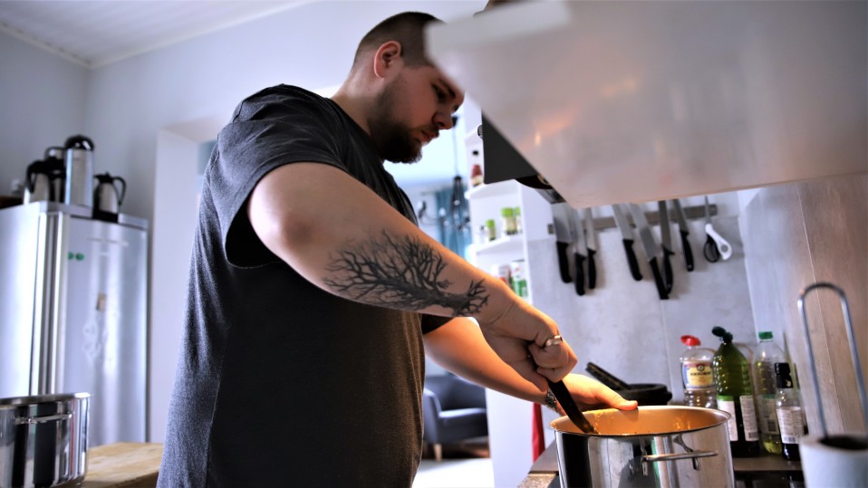 Nikke Airas tekemässä ruokaa Pallo-kodin keittiössä