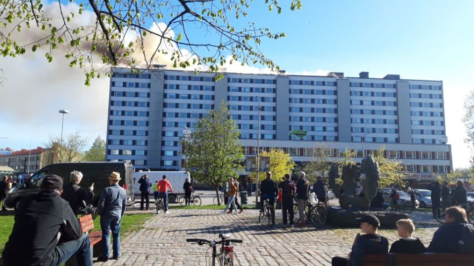 Yleisöä seuraamassa Porin Keskuskartanon paloa.