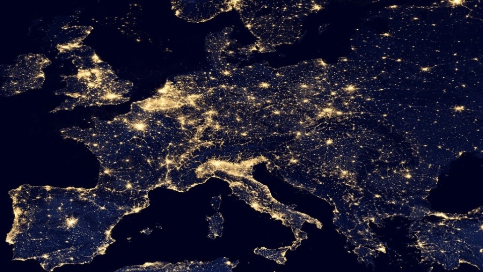 Satelliittikartta öisestä Euroopasta, jonka valot hohtavat avaruuteen.