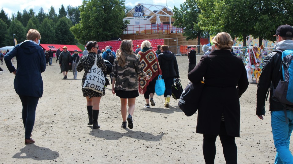 Ihmisiä Ilosaarirockissa.