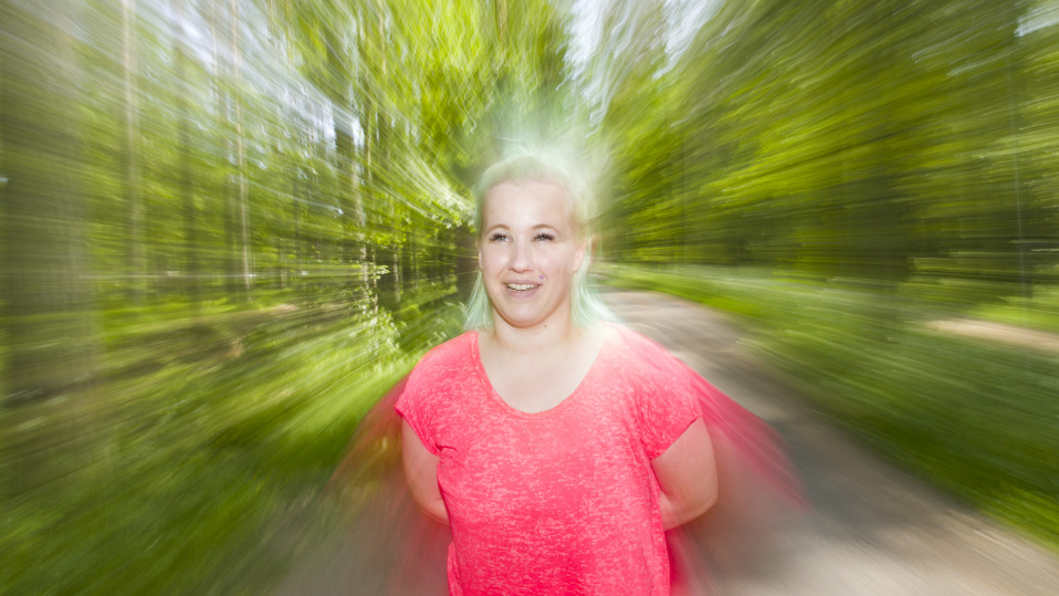 Inkeri Tiitinen metsässä.