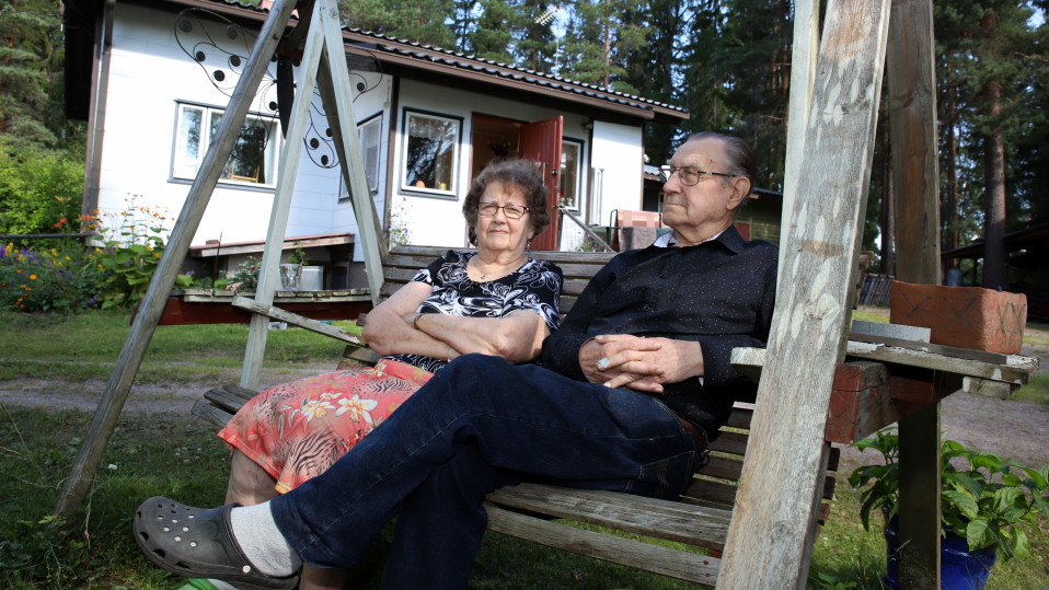 Kerttu ja Lauri Hotokka kotipihallaan.