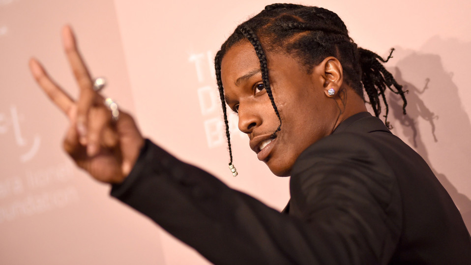 Asap Rocky näyttää voitonmerkkiä.