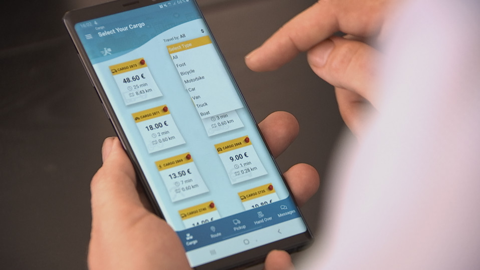 Henkilö käyttää mobiiliapplikaatiota puhelimellaan