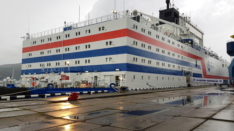 Akademik Lomonosov on valmiina hinaukseen.