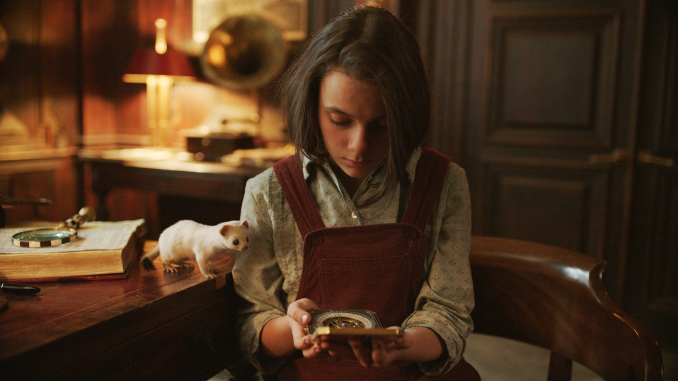 Dafne Keen näyttelee sarjan pääroolin, pienen Lyra-tytön, joka lähtee daimoninsa Pantalaimonin kanssa vaaralliselle matkalle pohjoiseen. Lyra ja Pantalaoimon ovat His Dark Materials -sarjan hahmoja.