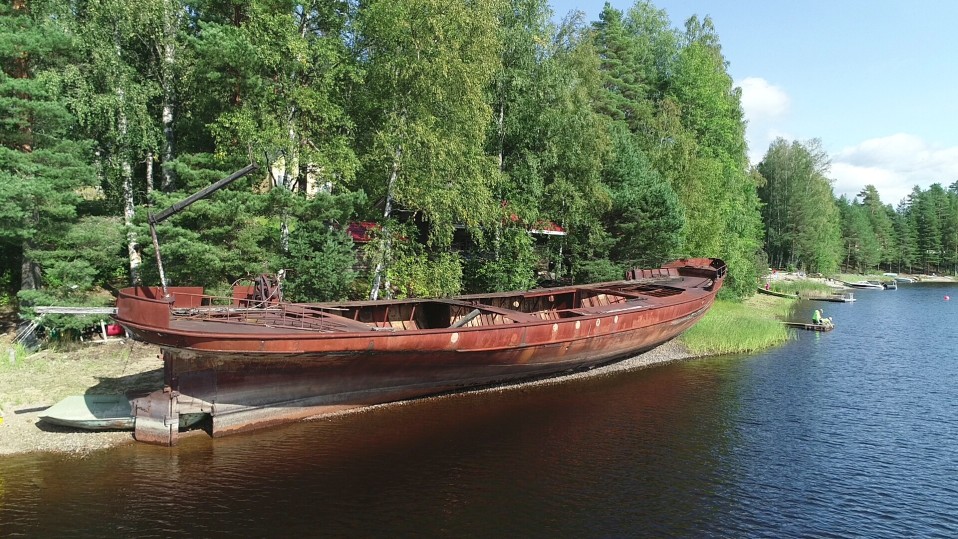 Kuru-laivan ruostunut runko Visuveden meijerin rannassa