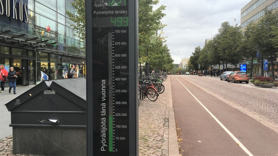 Pyöräilylaskuri Aleksanterinkadulla Lahdessa.