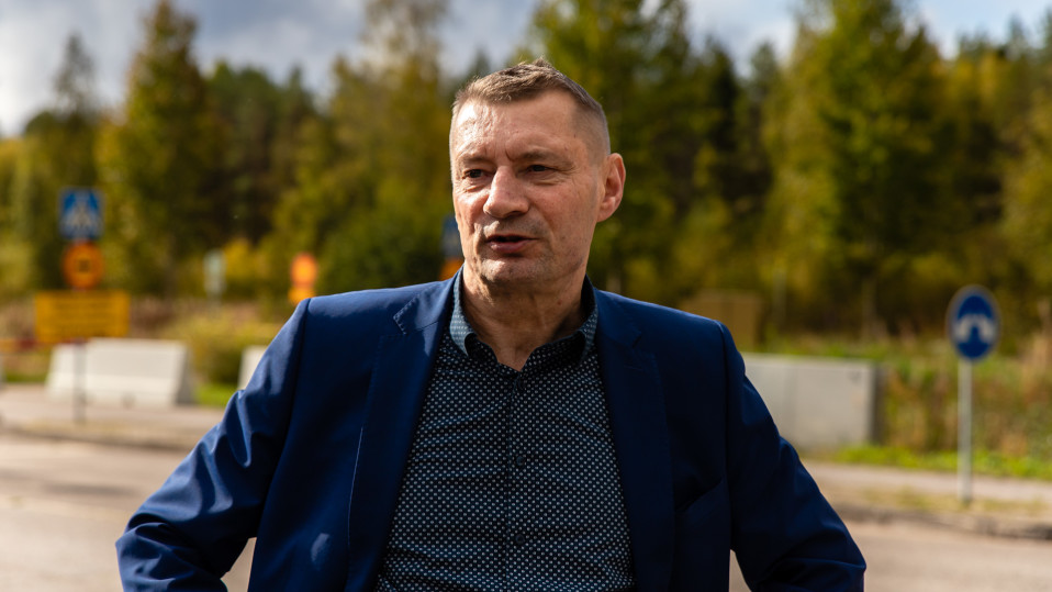 Kunnanjohtaja Vesa Huuskonen Parikkalan raja-asemalla