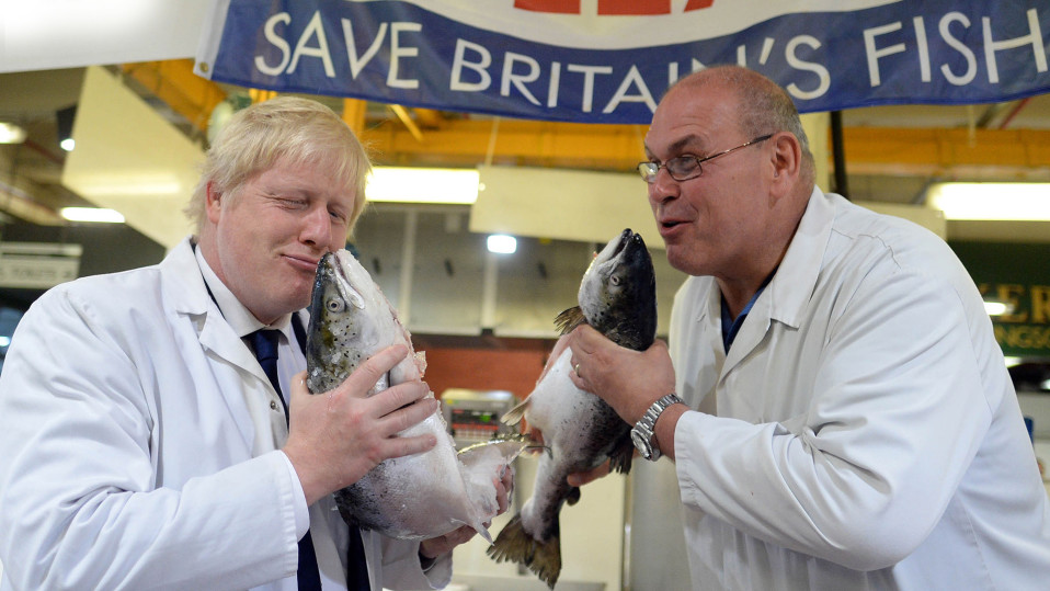 Boris Johnson pelleilee kalatiskillä.