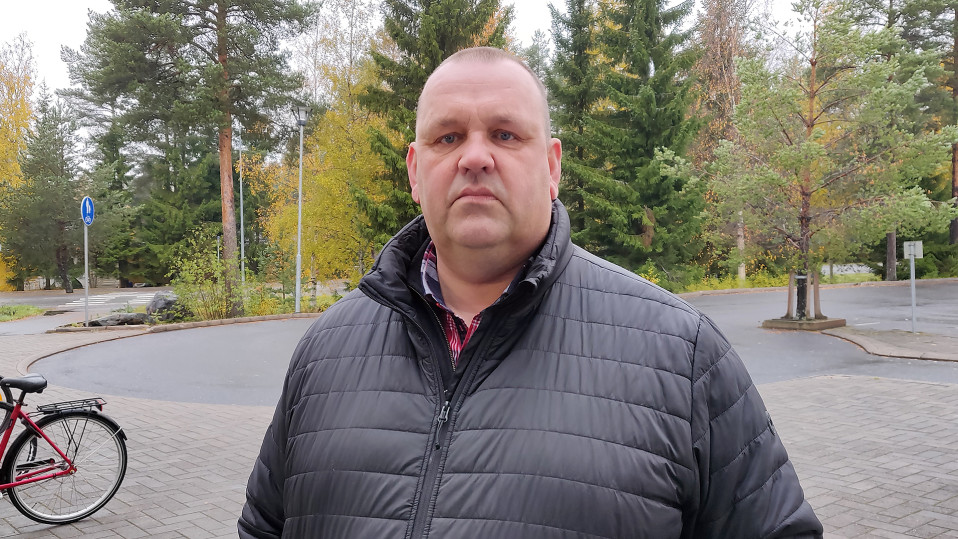mies poliisi kuvissa
