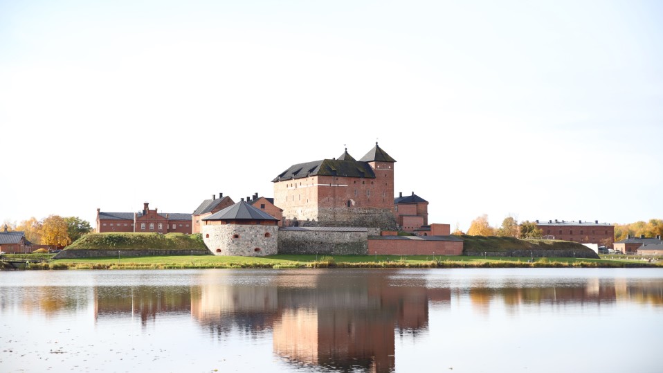 Hämeen keskiaikainen linna kuvastuu Vanajaveteen.