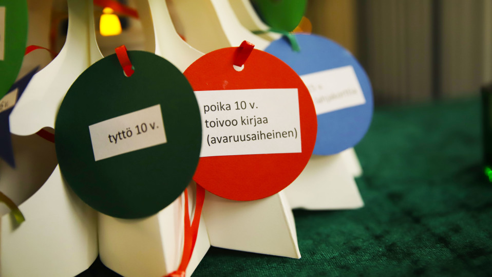 Lasten joulutoiveita askartelukuusessa.