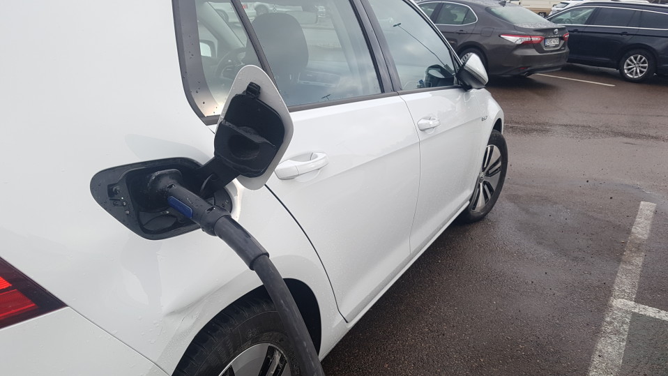 Sähköauto latauksessa.