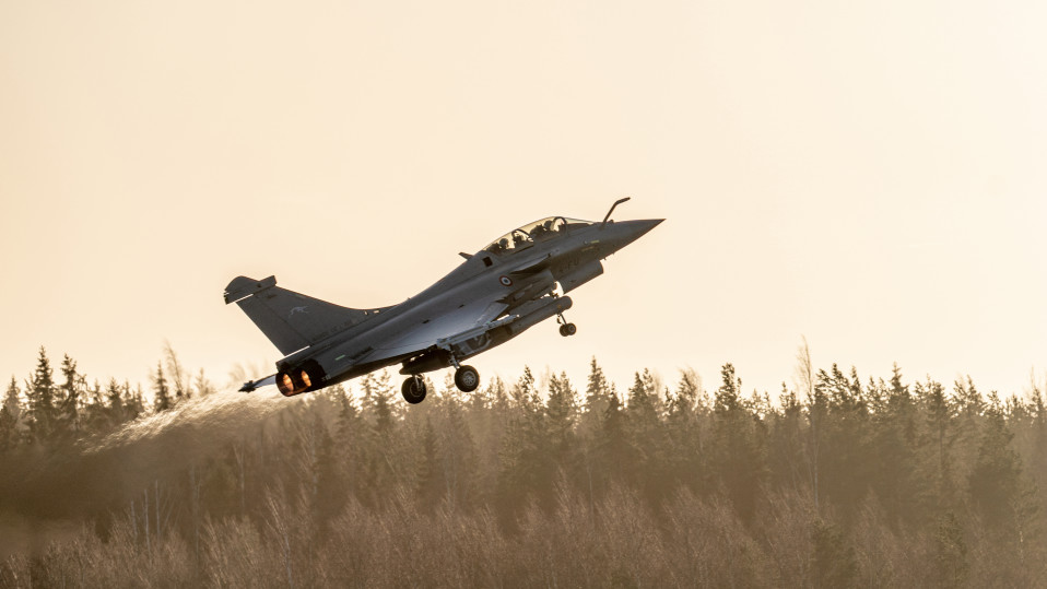 Ranskalainen Dassault Rafale nousee Pirkkalan lentokentältä.