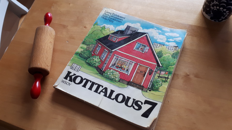 Vanha kotitalouden kirja ruokapöydällä