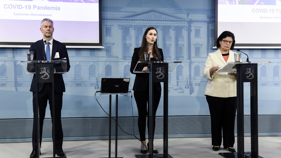 Ylilääkäri Taneli Puumalainen THL:stä (vas.), pääministeri Sanna Marin ja STM:n strategiajohtaja Liisa-Maria Voipio-Pulkki pitivät tilannekatsauksen hallituksen hybridistrategiasta ja koronavirustilanteen mallinnuksista Helsingissä 15. toukokuuta.